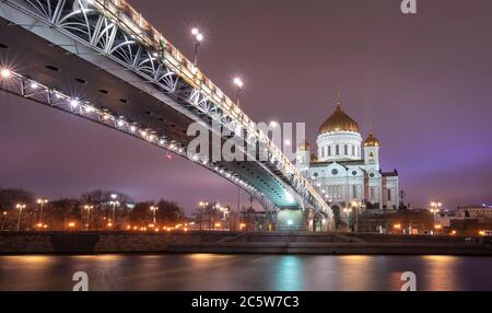 Die Kathedrale Christi des Erlösers und patriarchalische Fußgängerbrücke in der Nacht in Moskau, Russland. Russische orthodoxe Kirche am Moskwa-Fluss Stockfoto