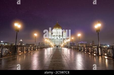 Die Kathedrale Christi des Erlösers und patriarchalische Fußgängerbrücke in der Nacht in Moskau, Russland. Russische orthodoxe Kirche am Moskwa-Fluss Stockfoto