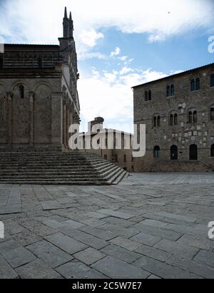 Schöne Aussicht auf Massa Marittima, eine kleine mittelalterliche Stadt in der Toskana Landschaft Stockfoto