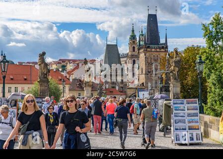 Menschen auf der Karlsbrücke in Prag, Tschechische Republik Stockfoto