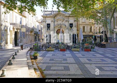 AVIGNON, FRANKREICH -12 NOV 2019- Blick auf den Place Crillon in der historischen mittelalterlichen Stadt Avignon, Vaucluse, Provence, Frankreich. Stockfoto