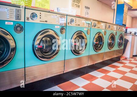 Das Innere einer Münzwaschmaschine in Mortlake, London, Großbritannien Stockfoto