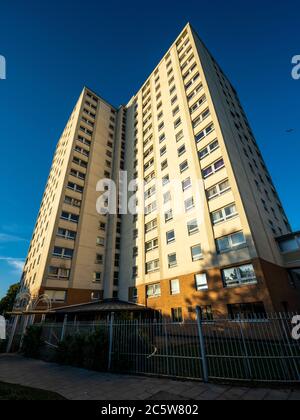 Am Abend scheint die Sonne auf dem Lansdowne Court, einem der Hochhaus-Hochhaus-Mehrfamilienhäuser des Lawrence Hill council Estate in Bristol. Stockfoto