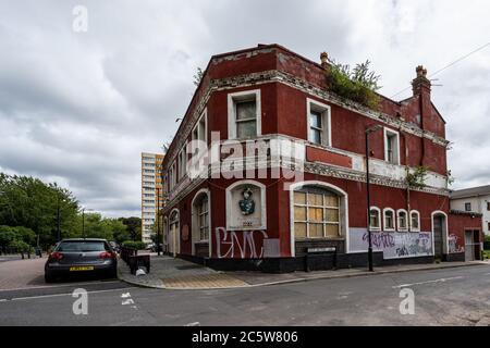 Ein traditionelles Pub, The Lord Nelson, steht verkommen, verladen und mit Buddleia im Barton Hill Estate in Bristol überwuchert. Stockfoto