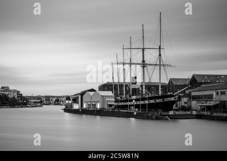 Das Schiff der SS Großbritannien liegt in einem Trockendock, umgeben von Lagerhäusern und Wohngebäuden an der teilweise regenerierten Hafenanlage von Bristol. Stockfoto