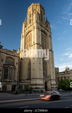 Der Verkehr auf der Queen's Road passiert das Wahrzeichen des gotischen Revival Wills Memorial Building in Bristol. Stockfoto