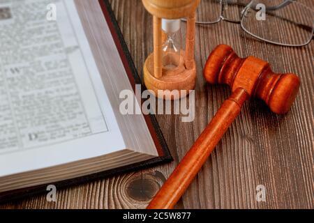 Richter gavel Rechtsanwälte Büro Recht und Gerechtigkeit öffnen Gesetz Buch mit Tisch in einem Gerichtssaal oder Strafverfolgungsbehörde Justizsymbol Rechtsgesetz Konzept Stockfoto