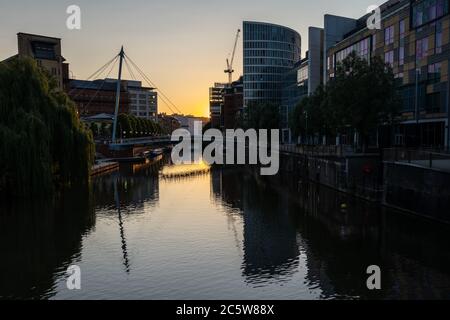 Moderne Bürogebäude säumen die Uferhänge von Glass Wharf und Temple Quay neben der Temple Meads Station auf Bristol's regeneriertem postindustriellen Floatin Stockfoto