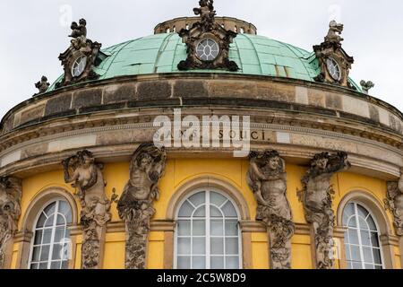 Potsdam, 04. Jul 2020: Architektonisches Detail aus dem zentralen Bogen des Gartens façade: Atlas und Karyatiden. Stockfoto