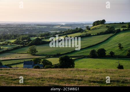 Ein Flickenteppich aus Ackerland, Kupferwäldern, kleinen Dörfern und Leichtindustrie bedeckt die Tieflandlandschaft von South Gloucestershire, unterhalb der s Stockfoto