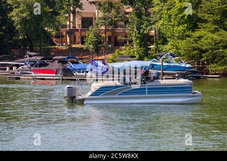 Mooresville, NC, USA - 4. Juli 2020: Boot mit Trump 2020 Flagge für Präsident Donald Trump auf dem Norman See in der Nähe des Trump National Golf Club Charlotte Stockfoto