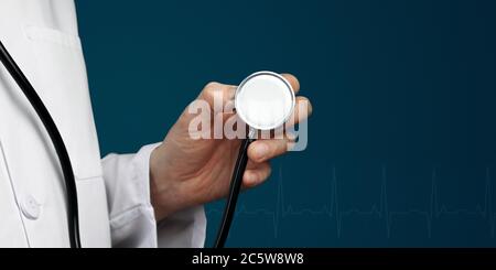 Arzt im Kittel hält Stethoskop. Symbol für Medizin, Krankheit, Gesundheit. Blauer Hintergrund. Modell Stockfoto