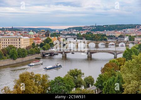 Blick auf drei Brücken über die Moldau in Prag, Tschechien