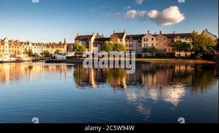 Edinburgh, Schottland, UK - 30. Mai 2011: Abendsonne scheint auf Tennement Gehäuse an den Kais von Leith Harbour in Edinburgh. Stockfoto