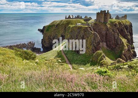 Dunnottar Castle an der Küste von Aberdeenshire, Schottland, an einem sonnigen Tag Stockfoto