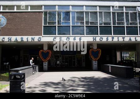 Der Haupteingang zum Charing Cross Hospital mit regenbogenfarbenen Herzen während der Coronavirus-Pandemie, Fulham Palace Road, Hammersmith London UK Stockfoto