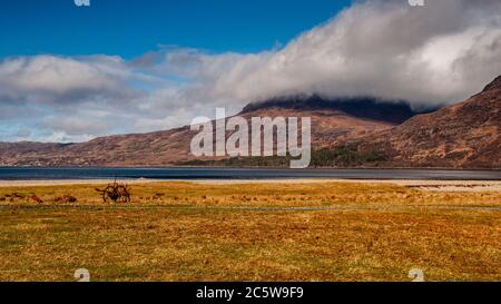 Der Gipfel des Beinn Alligin Berg ist in Wolken über dem Upper Loch Torridon in den Northwest Highlands von Schottland gehüllt. Stockfoto