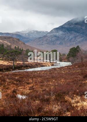 A' Ghairbhe River rumpelt aus den Bergen der Northwest Highlands bei Glen Torridon in Schottland. Stockfoto