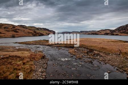 Der Rhiconich-Fluss mündet in die atlantische Einmündung des Loch Inchard an der Westküste der schottischen Highlands. Stockfoto