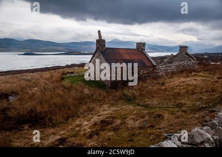 Eine teilweise verfallene Steinscheune steht am Ufer des Loch Eriboll Meeres loch an der äußersten Nordküste der Highlands von Schottland. Stockfoto