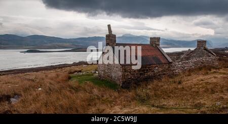 Eine teilweise verfallene Steinscheune steht am Ufer des Loch Eriboll Meeres loch an der äußersten Nordküste der Highlands von Schottland. Stockfoto