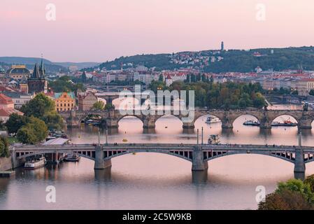 Blick auf drei Brücken über die Moldau bei Sonnenuntergang in Prag, Tschechien