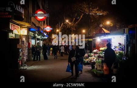 London, England, Großbritannien - 31. Dezember 2010: Fußgänger gehen an der Holborn U-Bahnstation auf Kingsway in London vorbei. Stockfoto