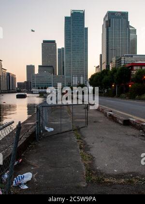 London, England, Großbritannien - 26. Juni 2010: Die modernen Glas- und Stahlbüros Wolkenkratzer und Wohnhäuser von Canary Wharf ragen hinter dem verderbten qu Stockfoto