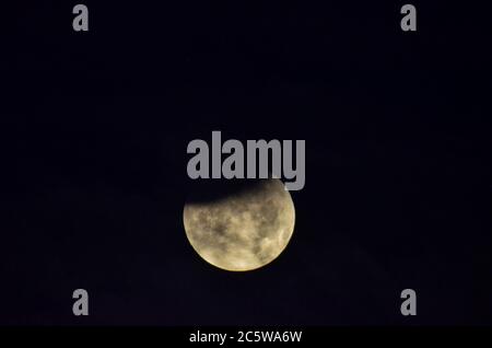 Mondfinsternis Nahaufnahme zeigt die Details der Mondoberfläche. Stockfoto