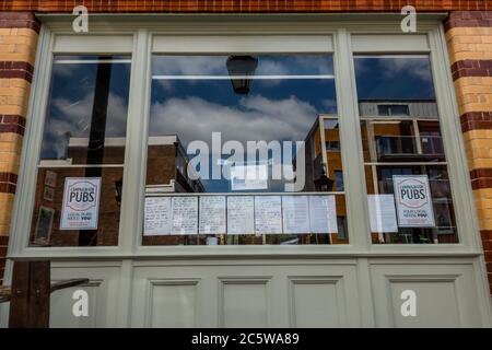 Nicht alle Pubs haben wieder geöffnet - das Eagle Ale House war traurig, dass er "all unsere lieben Kunden enttäuschte, aber wir waren besorgt über die rechtliche Lage, weil die C-19-Beschränkungen aufgehoben werden mussten, damit die Öffnung rechtmäßig ist". Anders zu tun hätte ihre Versicherung und damit ihre Leasingverträge ungültig gemacht. Sie glauben auch, dass es schwierig sein wird zu sehen, wie die Eröffnung eines solchen kleinen Pubs unter der Anleitung finanziell tragbar wäre. Breitere Wiedereröffnung von Bars und Restaurants in Battersea als die nächste Stufe der Lockerung des Coronavirus (covid 19) Lockdown kommt. Stockfoto