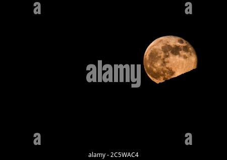 Mond Nahaufnahme zeigt die Details der Mondoberfläche. Stockfoto