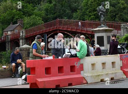 Ironbridge, Shropshire, Großbritannien 5. Juli 2020 Ironbridge wird wieder lebendig, als Pubs, Restaurants und Geschäfte über das Wochenende wieder geöffnet werden und die Barrieren praktisch waren, um an der Brücke Fisch und Chips zu essen. Kredit: David Bagnall/Alamy Live Nachrichten Stockfoto