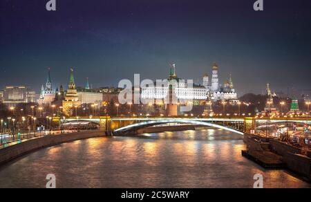 Besichtigung Von Moskau, Russland. Panoramablick auf den Moskauer Kreml und den Moskwa-Fluss. Wunderschöne Aussicht auf die russische Hauptstadt bei Nacht. Panorama Stockfoto