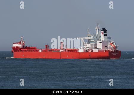 Der Shuttle-Tanker Petronordic wird am 30. Mai 2020 den Hafen von Rotterdam verlassen. Stockfoto