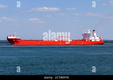 Der Shuttle-Tanker Petronordic wird am 30. Mai 2020 den Hafen von Rotterdam verlassen. Stockfoto