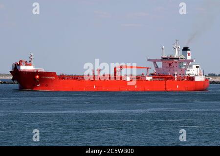 Der Shuttle-Tanker Petronordic wird am 30. Mai 2020 den Hafen von Rotterdam verlassen. Stockfoto