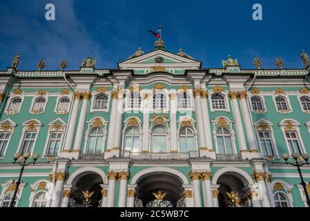 Sankt Petersburg, Russland. Fassade des Winterpalastes, Haus der Staatlichen Eremitage, Wahrzeichen von St. Petersburg. Stockfoto