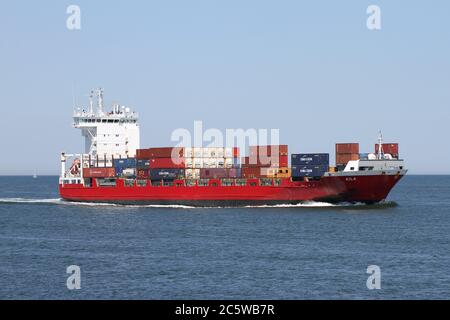 Das Feeder-Schiff Aila wird am 30. Mai 2020 den Hafen von Rotterdam erreichen. Stockfoto