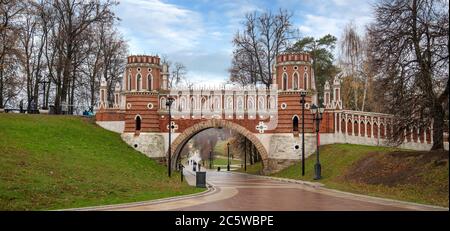 Moskau, Russland. Turm der gemusterten Brücke im Tsaritsyno Park in der Nähe des großen Tsaritsino Palastes Stockfoto