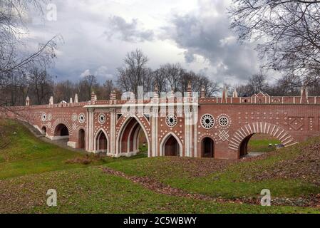 Die große Backsteinbrücke über die Schlucht auf dem Territorium des Zarizyno-Parks in Moskau, Russland Stockfoto