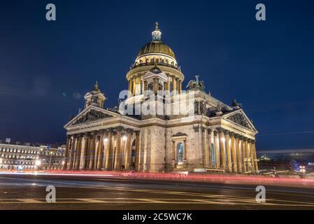 Isaakskathedrale oder Isaakievskiy Sobor ist die größte russisch-orthodoxe Kirche (sobor) in der Stadt Sankt Petersburg, Russland bei Nacht Stockfoto