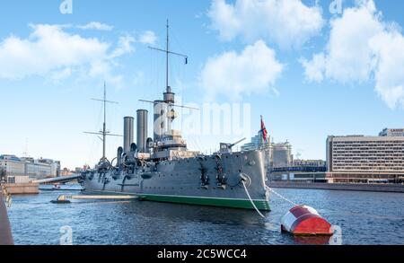ST. PETERSBURG, RUSSLAND. Aurora (Avrora) Kreuzer in Sankt Petersburg. Russischer Kreuzer Aurora Museumsschiff im Fluss Neva Stockfoto