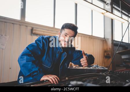 Kfz-Mechaniker Mit Daumen Hoch Zeichen Stockfotografie - Alamy