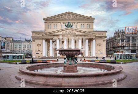 Moskau, Russi. Bolschoi Theater. Das berühmteste russische Theater. Panoramablick bei Sonnenaufgang Stockfoto