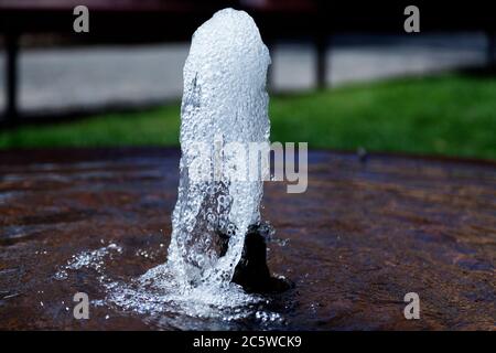Ein kleiner Brunnen in einem Park, der sprudelt Stockfoto