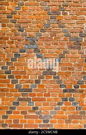 Zerbröckelnde Tudor gemusterte rote Ziegelmauerarbeiten mit einem dunkleren Ziegeldiamantmuster an einer Wand, Hampshire, England Stockfoto