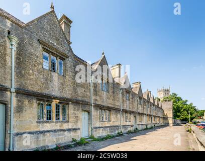 Eine Reihe historischer terrassenförmiger Almshäuser, die unter Denkmalschutz stehen, in der Church Street, Chipping Campden, einer kleinen Marktstadt in den Cotswolds in Gloucestershire Stockfoto