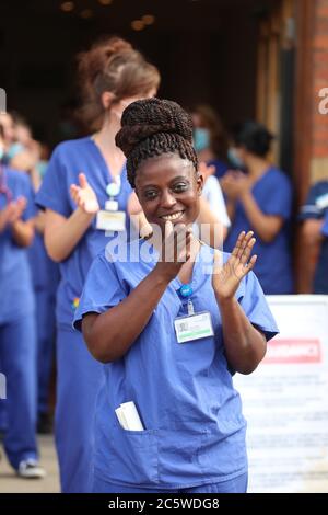 Winchester, Hampshire, Großbritannien. Juli 2020. Klatschen Sie für die Wertschätzung der Pfenden im Royal Hampshire County Hospital in Winchester, um den 72. Jahrestag des NHS zu feiern. Die Mitarbeiter des Krankenhauses nahmen am Applaus Teil, bevor sie dem NHS alles gute zum Geburtstag sangen. Credit Stuart Martin/Alamy Live News Stockfoto