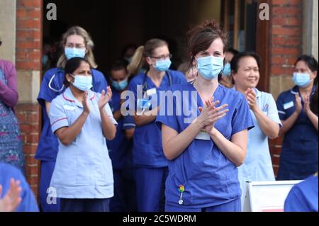 Winchester, Hampshire, Großbritannien. Juli 2020. Klatschen Sie für die Wertschätzung der Pfenden im Royal Hampshire County Hospital in Winchester, um den 72. Jahrestag des NHS zu feiern. Die Mitarbeiter des Krankenhauses nahmen am Applaus Teil, bevor sie dem NHS alles gute zum Geburtstag sangen. Credit Stuart Martin/Alamy Live News Stockfoto