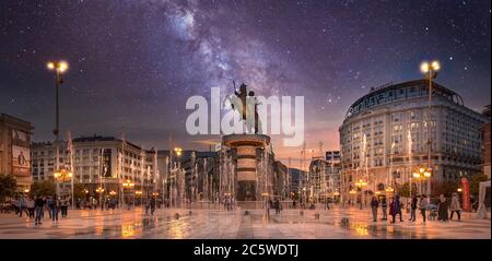 Skopje, Nordmakedonien. Denkmal von Alexander dem Großen Makedonski und falanga-Kriegern auf dem mazedonischen Platz bei Nacht. Stockfoto